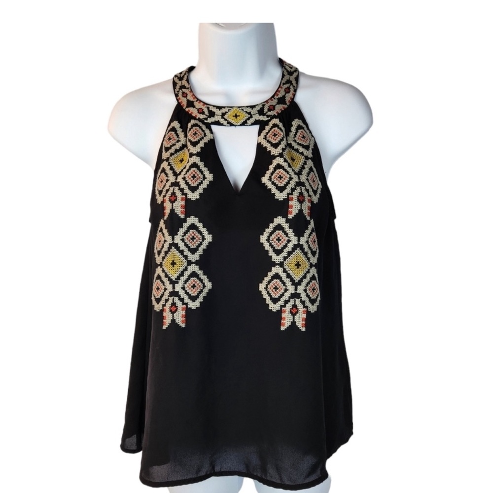 Tank, bohemian, loose, button in the back, open cut in the front